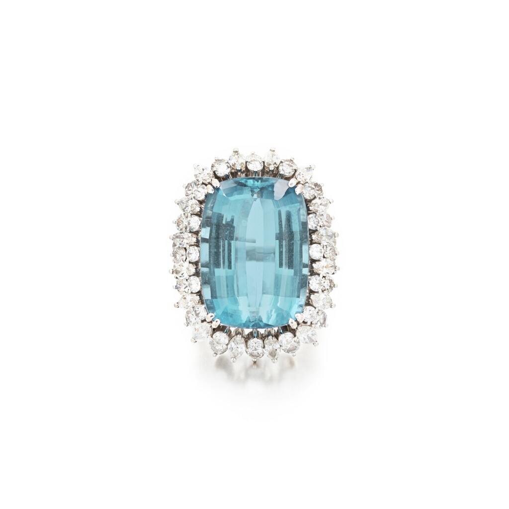 View full screen - View 1 of Lot 190. Bague aigue-marine et diamants | Aquamarine and diamond ring.