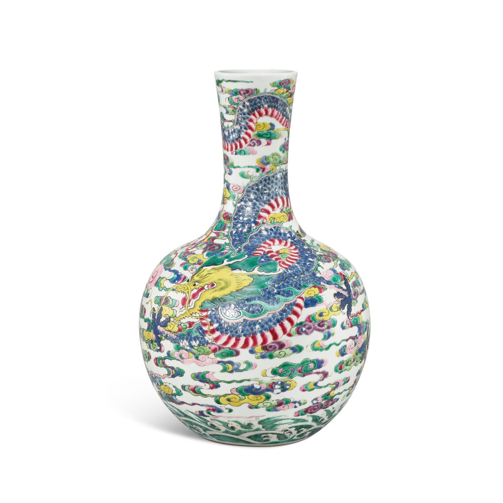 View full screen - View 1 of Lot 351. A rare and superb rose-verte ‘dragon’ vase, tianqiuping, Qing dynasty, Kangxi period 清康熙 五彩加粉彩雲龍戲珠紋天球瓶.