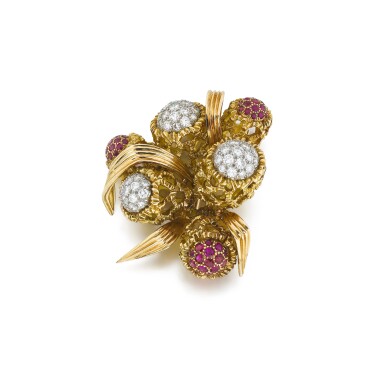 View full screen - View 1 of Lot 40. Broche rubis et diamants | Ruby and diamond brooch.