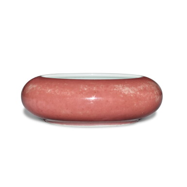 View full screen - View 1 of Lot 140. A peachbloom-glazed brush washer, Mark and period of Kangxi | 清康熙 豇豆紅釉鏜鑼洗 《大清康熙年製》款.