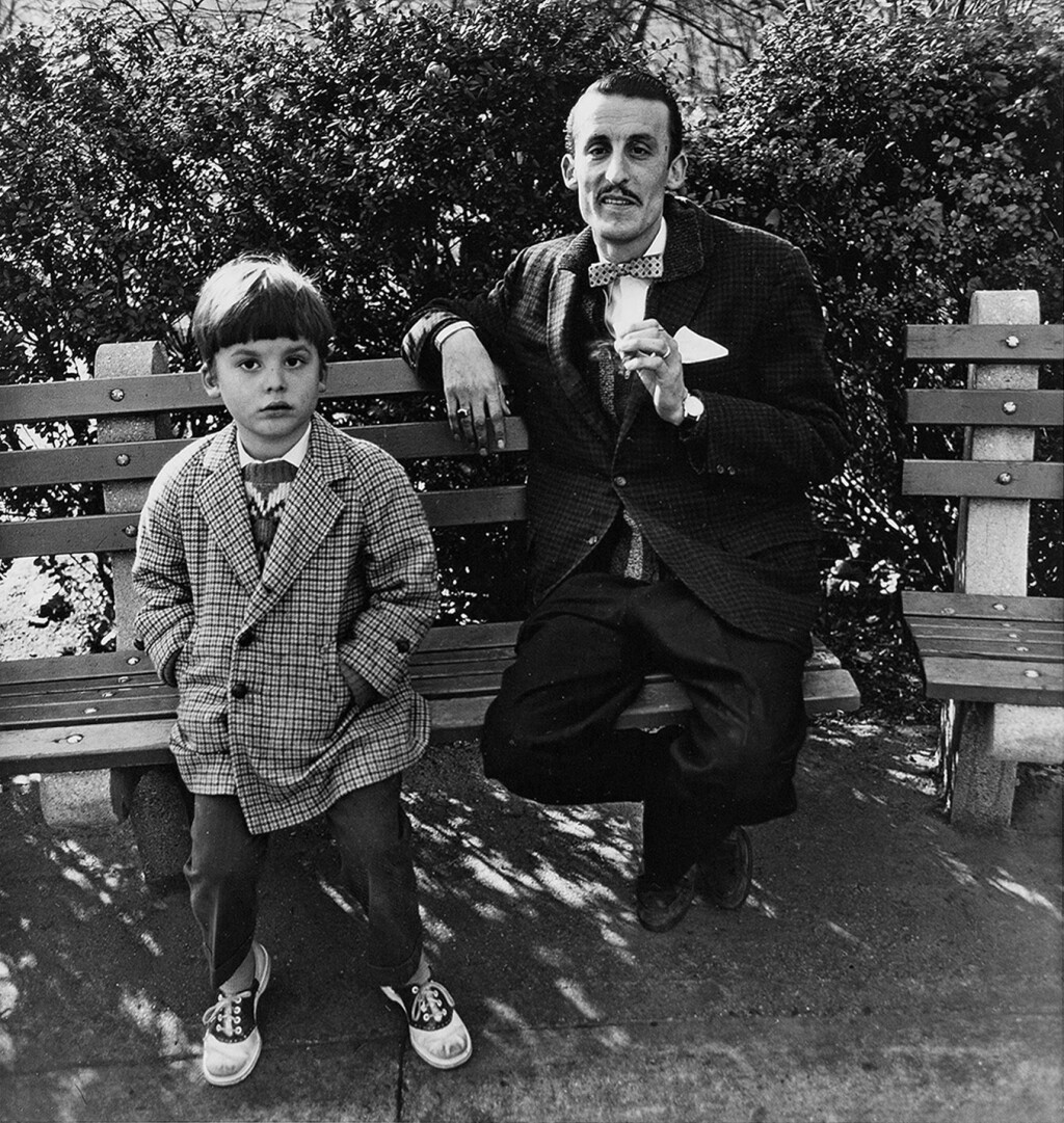 Voir en plein écran - Voir 1 du lot 118. Man and a Boy on a Bench in Central Park, N. Y. C..
