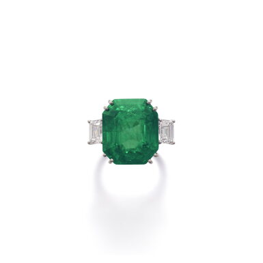 View full screen - View 1 of Lot 558. Emerald and diamond ring | 祖母綠及鑽石戒指.