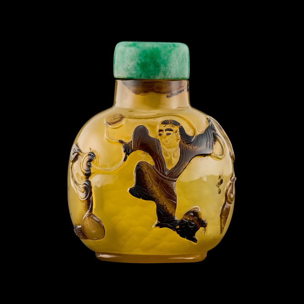 View full screen - View 1 of Lot 1069. A carved chalcedony 'Liu Hai' snuff bottle Qing dynasty, 18th - 19th century | 清十八至十九世紀 玉髓巧作劉海戲金蟾圖鼻煙壺.