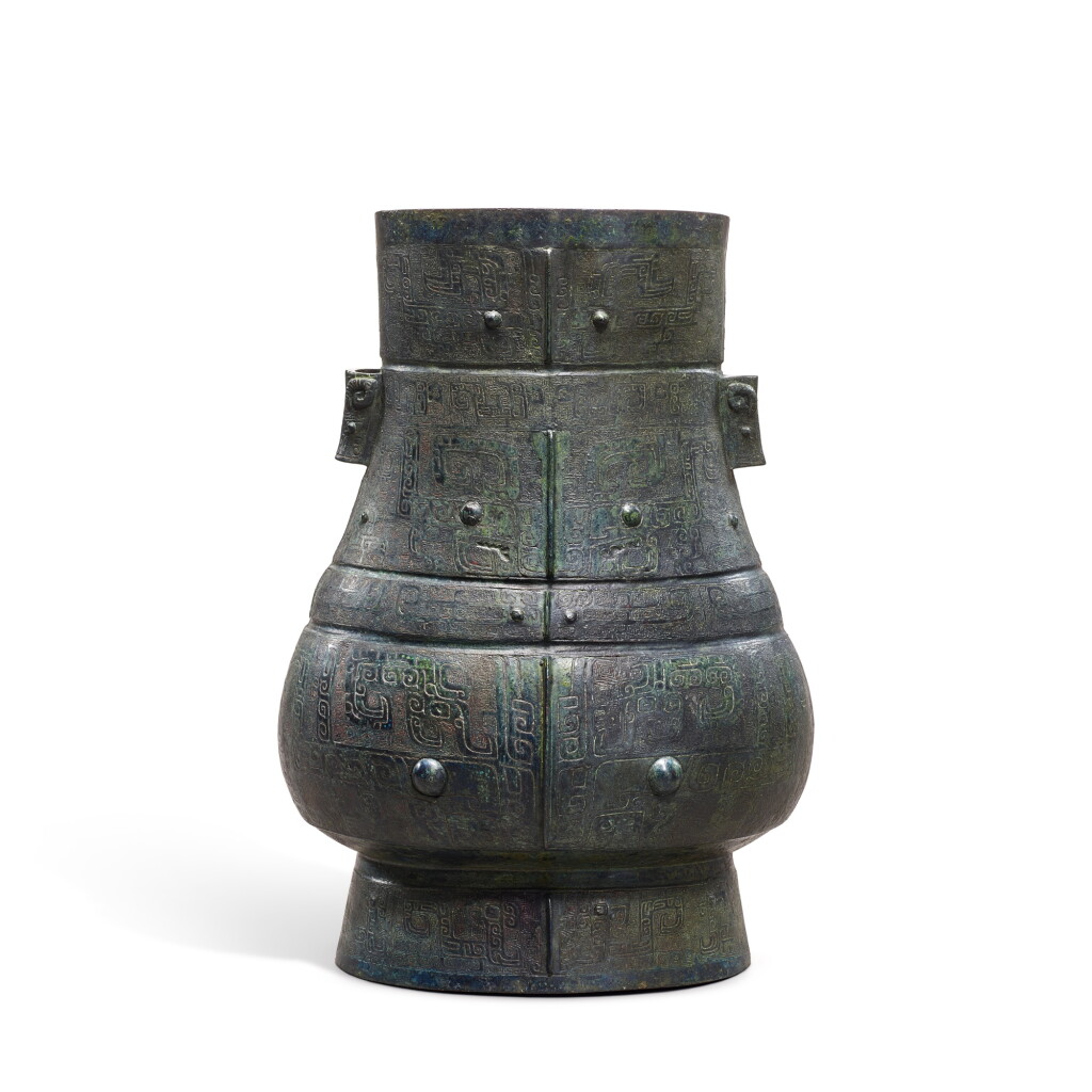 Voir en plein écran - Voir 1 du lot 1008. A bronze 'mask' ritual wine vessel, hu, Shang dynasty or later | 商或更晚 青銅獸面紋壺.