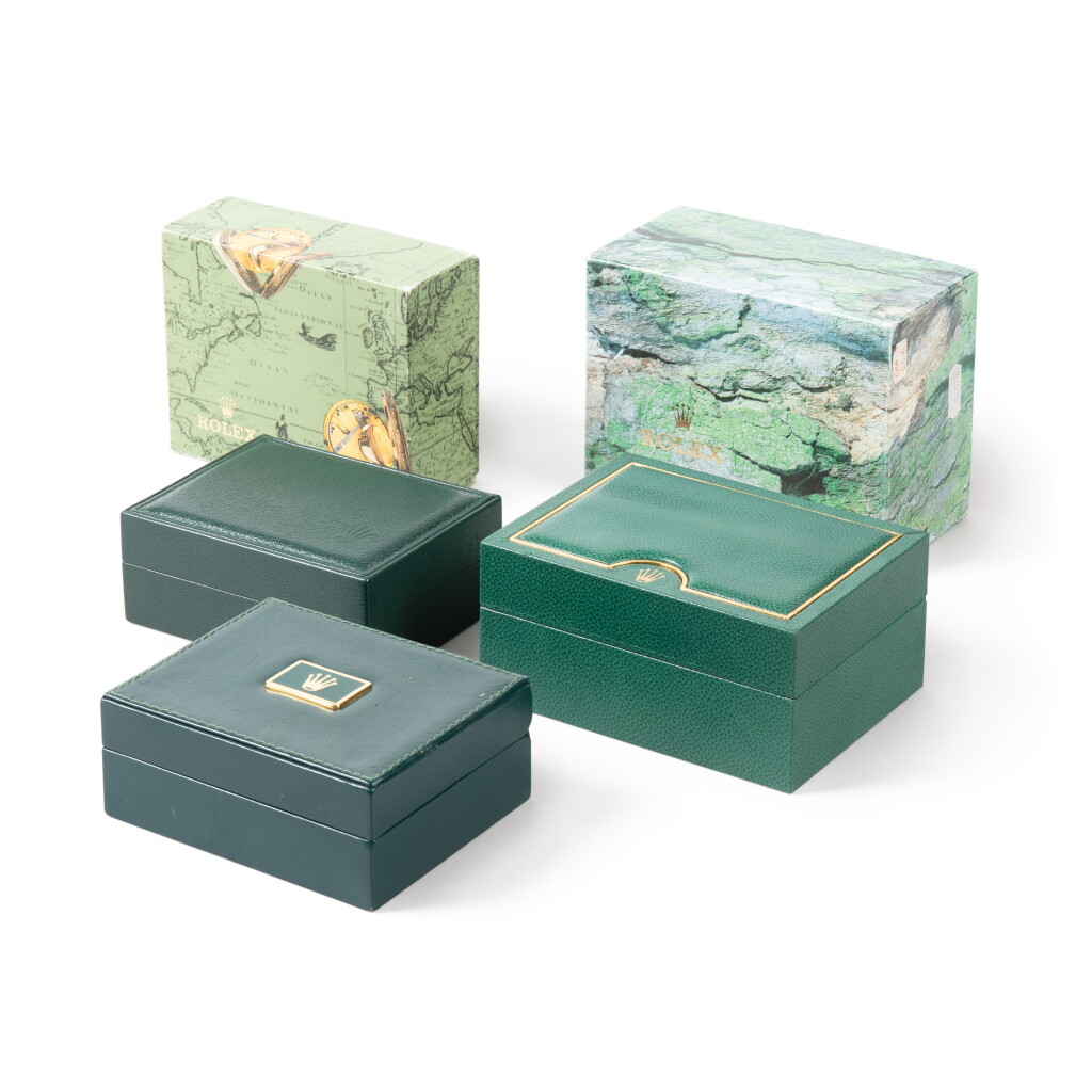 View full screen - View 1 of Lot 1019. Ref. 11.00.01 / Ref. 67.00.03 / Ref. 64.00.01 Trois écrins avec deux surboîte | Three presentation cases with two outer packaging Vers 1980 | Circa 1980.