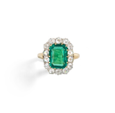 View full screen - View 1 of Lot 25. BAGUE ÉMERAUDE ET DIAMANTS | EMERALD AND DIAMOND RING.