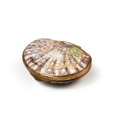 View full screen - View 1 of Lot 13. An enamel snuff box with gilt-metal mounts, Canton, mid-18th century | Tabatière en émail avec montures en métal doré, Canton, milieu du XVIIIe siècle .