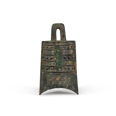 View full screen - View 1 of Lot 3. A small archaic bronze bell Western Zhou dynasty | 西周 青銅鍾.