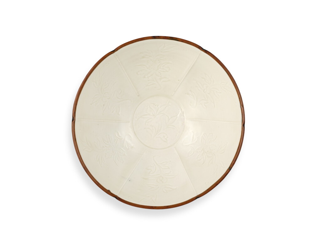 View full screen - View 1 of Lot 2090. A large incised Dingyao 'peony' bowl, Northern Song dynasty | 北宋 定窰白釉劃牡丹紋分格盌.