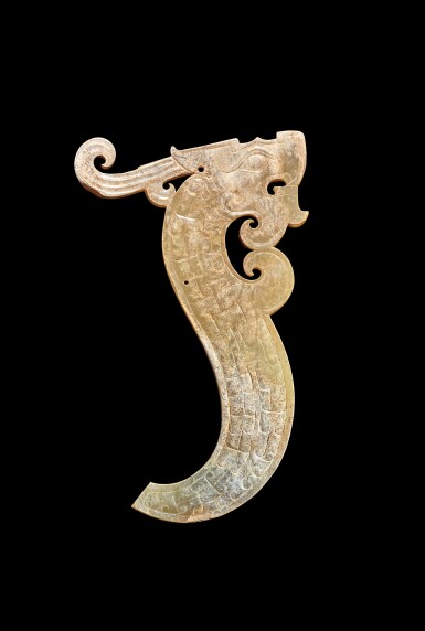 View full screen - View 1 of Lot 949. A pale celadon jade 'dragon' pendant, Eastern Zhou dynasty, late Warring States period - early Western Han dynasty | 東周戰國晚期至西漢早期 龍形玉觿.