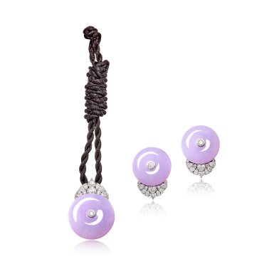 View full screen - View 1 of Lot 1381. LAVENDER JADEITE 'HUAIGU' AND DIAMOND DEMI-PARURE | 天然紫色翡翠雕「懷古」 配 鑽石 吊墜 及 耳環套裝.