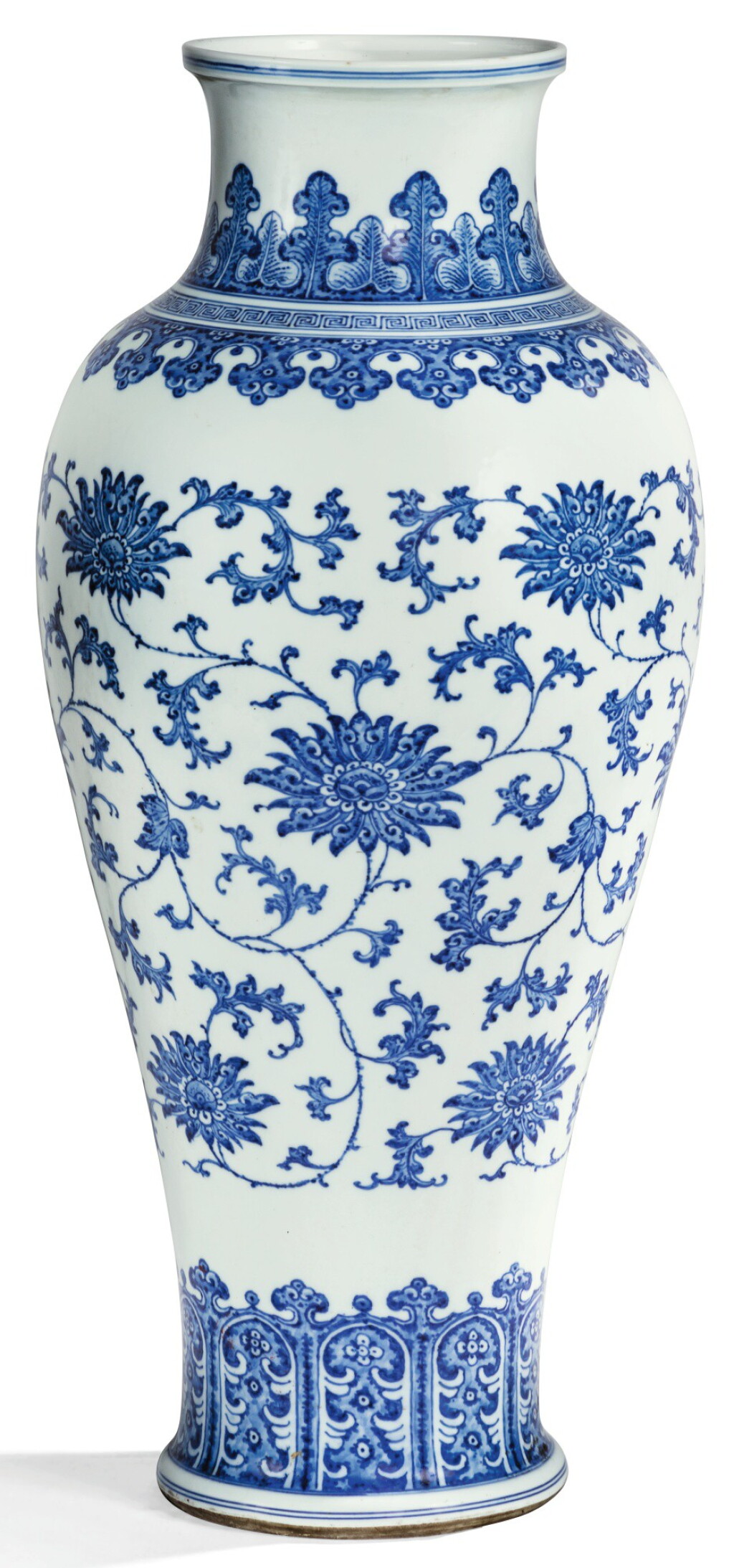 View full screen - View 1 of Lot 8. RARE GRAND VASE BALUSTRE EN PORCELAINE BLEU BLANC DYNASTIE QING, XVIIIE SIÈCLE | 清十八世紀 青花纏枝蓮紋觀音尊 | A rare large blue and white 'lotus' baluster vase, Qing Dynasty, 18th century .