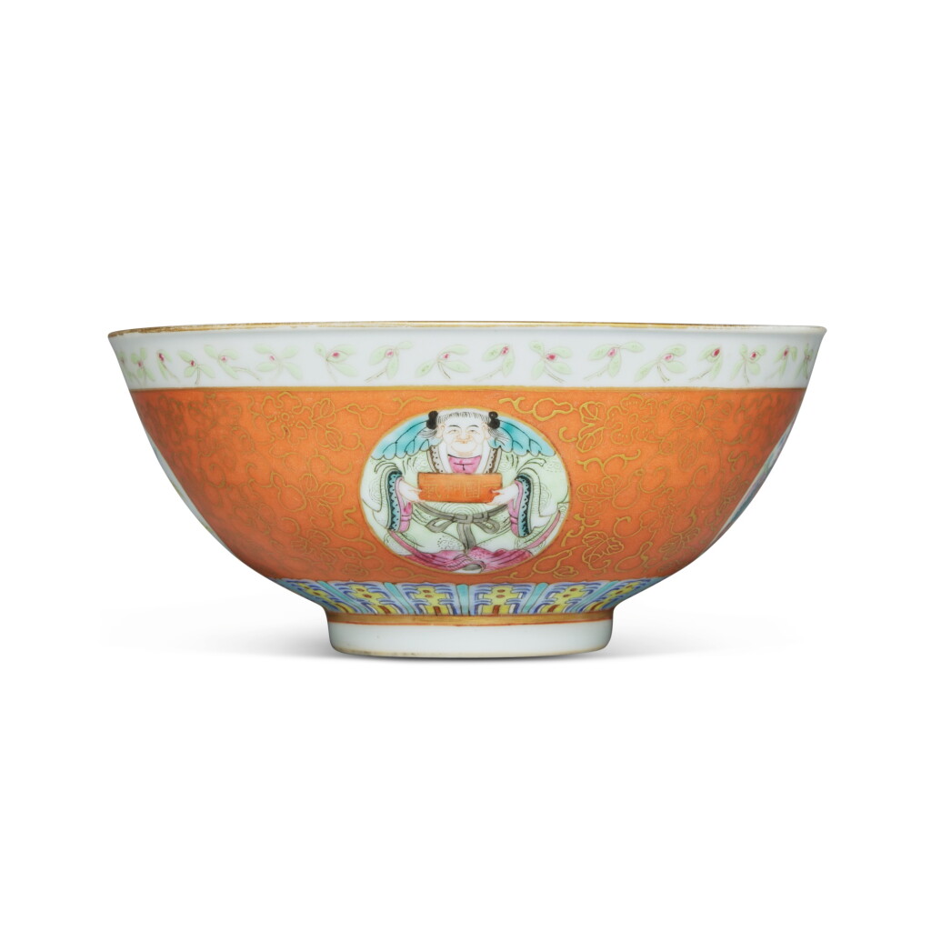 View full screen - View 1 of Lot 33. A coral-ground famille-rose 'medallion' bowl, Late 19th / early 20th century | 十九世紀末 / 二十世紀初 珊瑚紅地描金開光粉彩祥瑞圖盌.