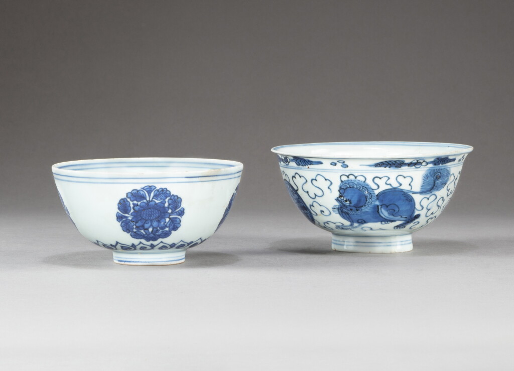 View full screen - View 1 of Lot 181. Two blue and white bowls, Transitional period, 17th century | 明末清初十七世紀 青花盌一組兩件.