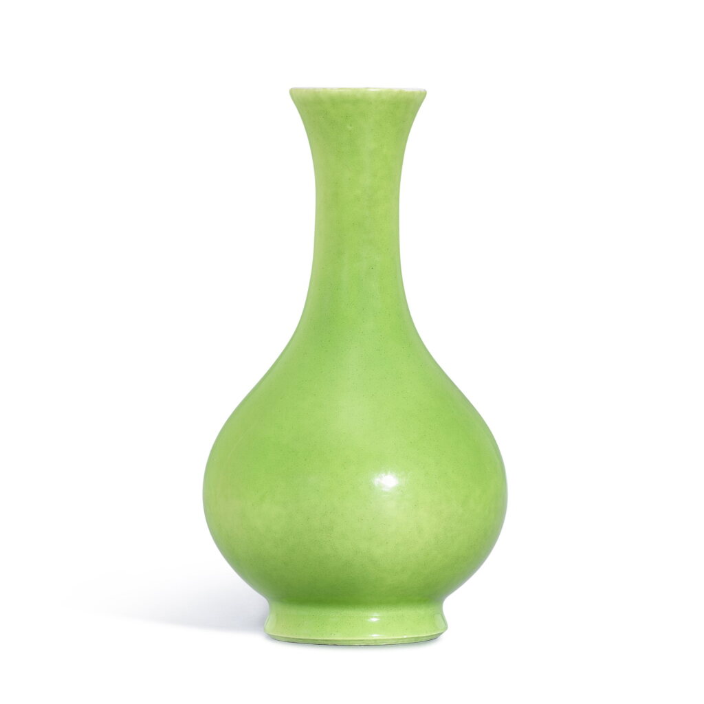 View full screen - View 1 of Lot 506. A lime-green glazed vase, Qing dynasty, 18th - 19th century 清十八至十九世紀 秋葵綠釉長頸撇口瓶.