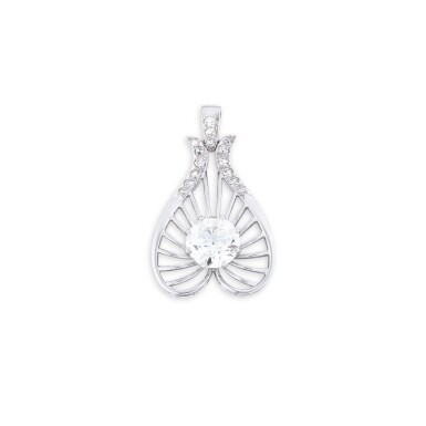 View full screen - View 1 of Lot 120. Pendentif diamants | Diamond pendant .