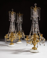 Suite de trois girandoles en bronze doré, marbre blanc et cristal, Suède, XIXe siècle