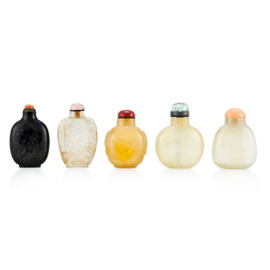 View full screen - View 1 of Lot 3087. A Silver-Inlaid Lacquered Jet Snuff Bottle, a Rock-Crystal Snuff Bottle and Three Agate Snuff Bottles Qing Dynasty, 18th - 19th Century | 清十八至十九世紀 煤玉錯銀絲、水晶及瑪瑙鼻煙壺共五件.