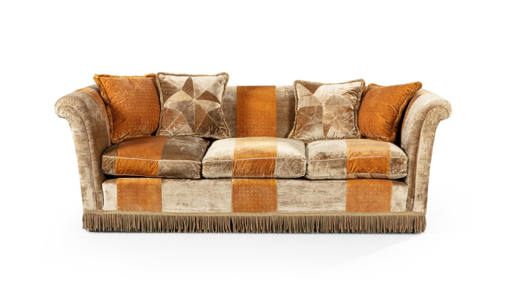 View full screen - View 1 of Lot 4. A velvet sofa designed by Mongiardino, modern | Canapé en velours conçu par Mongiardino, travail moderne.