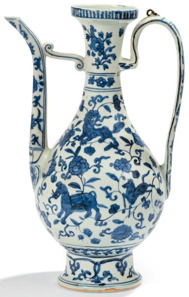 View full screen - View 1 of Lot 86. AIGUIÈRE EN PORCELAINE BLEU BLANC MARQUE ET ÉPOQUE JIAJING | 明嘉靖 青花瑞獸花卉紋執壺 《大明嘉靖年製》款 | A blue and white ewer, Jiajing mark and period.