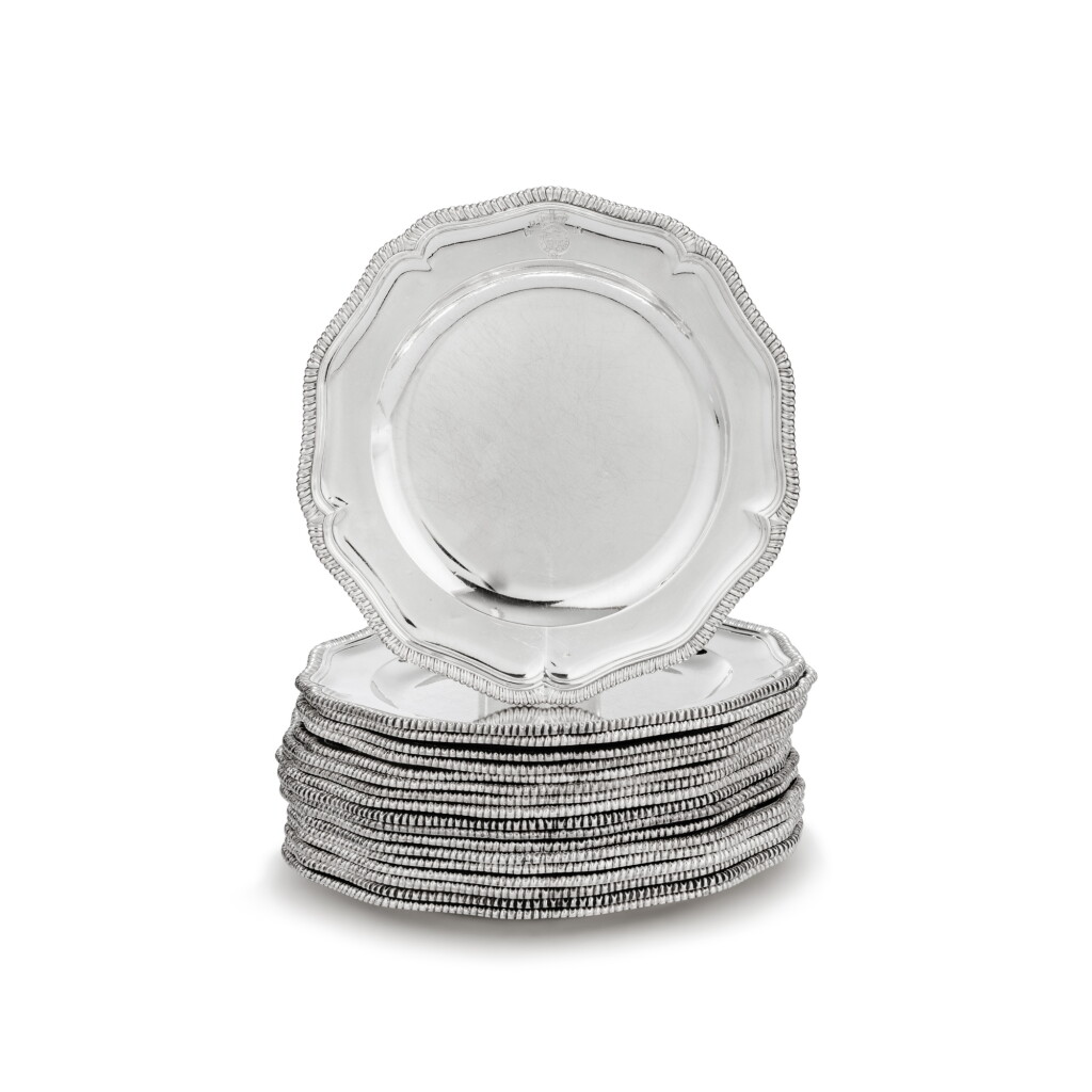 View full screen - View 1 of Lot 166. A George II silver set of 18 royal dinner plates, apparently unmarked, circa 1740 | Ensemble de 18 assiettes de table en argent aux armes royales d'Angleterre, apparement non poinçonnées, vers 1740.