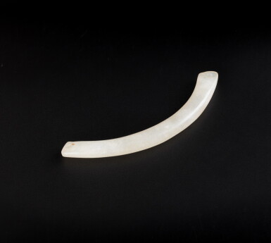 View full screen - View 1 of Lot 88. A chalcedony pendant, huang, Neolithic period, Linghiatan culture | 新石器時代 凌家灘文化 玉髓璜.
