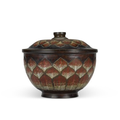 View full screen - View 1 of Lot 354. A champlevé enamel 'lotus' bowl and cover, Qing dynasty, 19th century | 清十九世紀 銅鏨胎琺瑯蓮瓣紋蓋盌 《大明宣德年製》仿款.