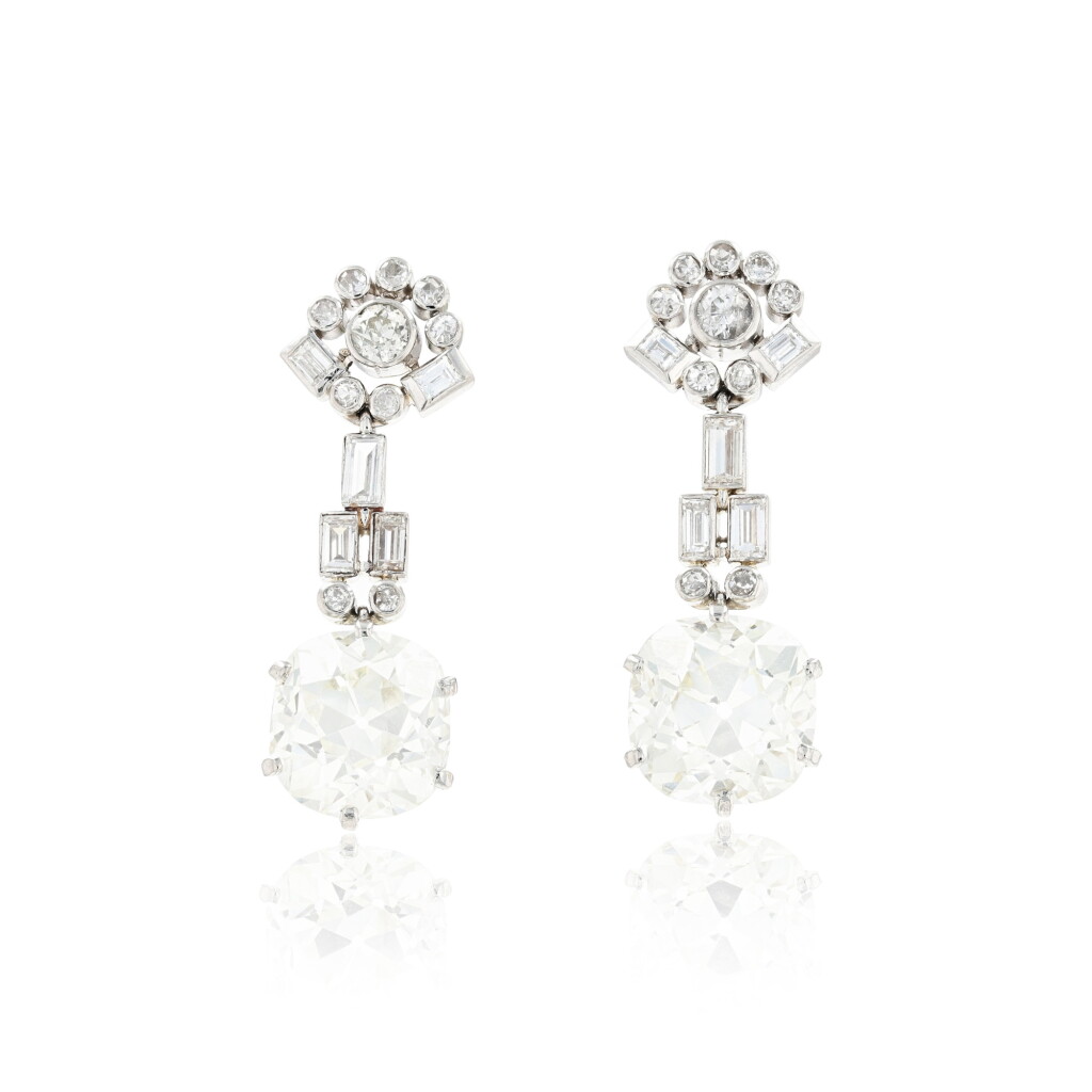 View full screen - View 1 of Lot 18. Paire de pendants d'oreille diamants | Pair of pendent diamond earrings.