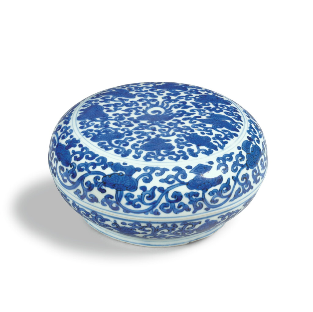 View full screen - View 1 of Lot 177. A RARE BLUE AND WHITE CICULAR BOX AND COVER, WANLI MARK AND PERIOD | 明萬曆 青花仙芝托寶紋蓋盒 《大明萬曆年製》款.