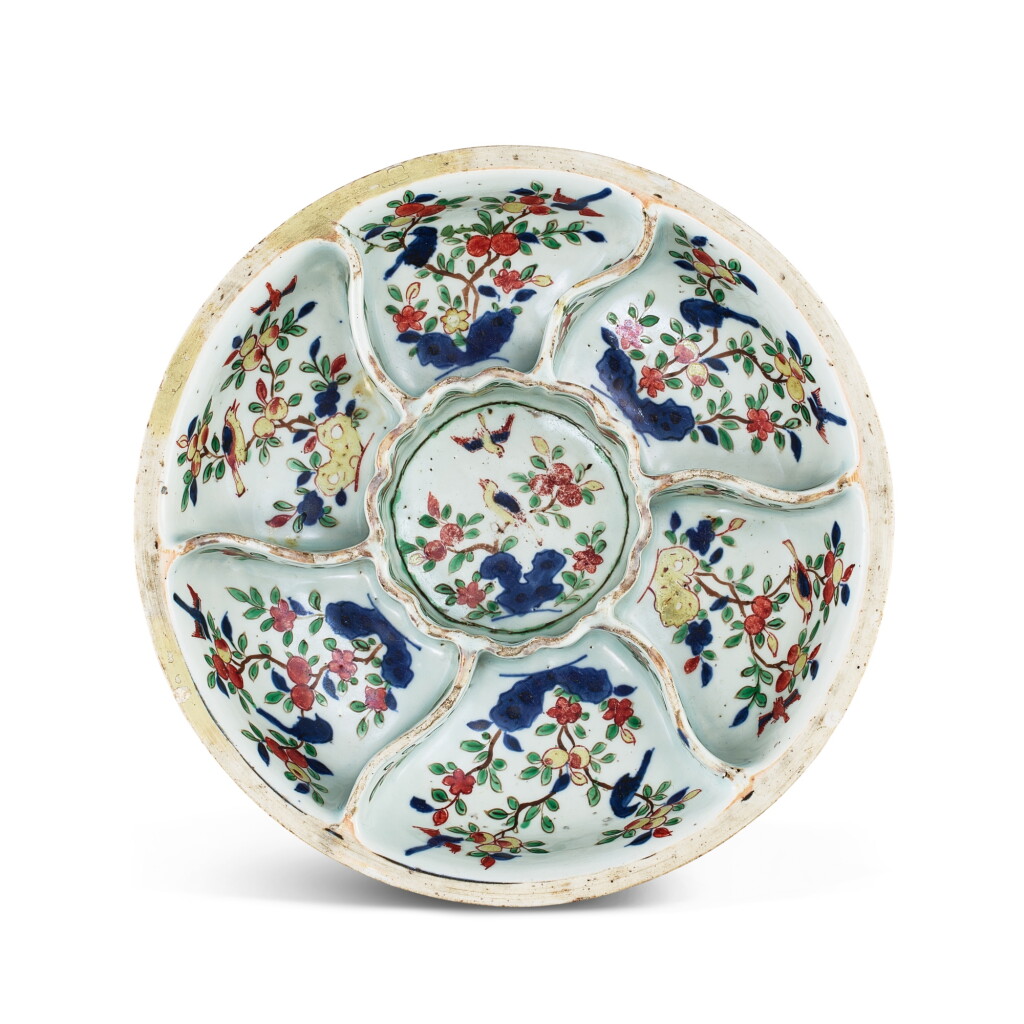 View full screen - View 1 of Lot 844. A wucai ‘flower and bird’ sweetmeat box, Mark and period of Wanli | 明萬曆 五彩花果錦鳥紋攢盒 《大明萬曆年製》款.