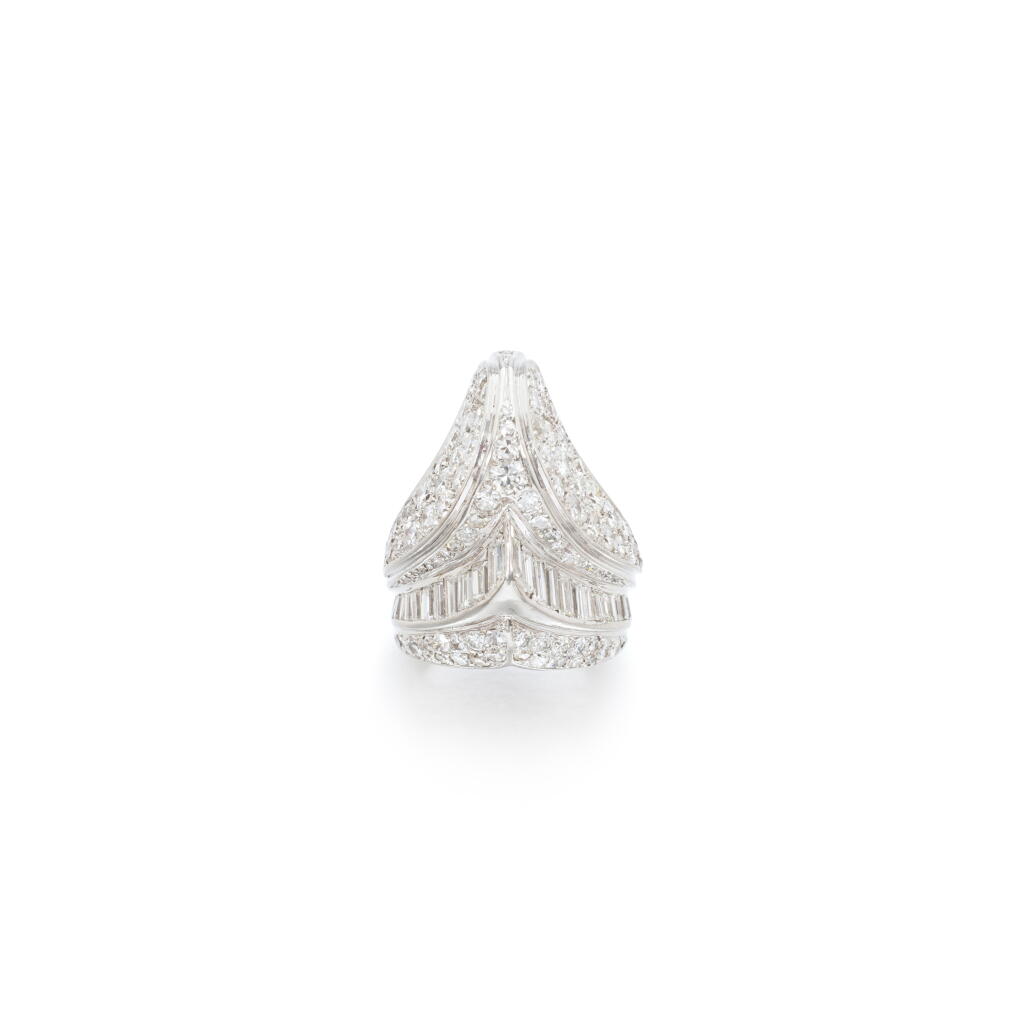 View full screen - View 1 of Lot 1065. Diamond ring.