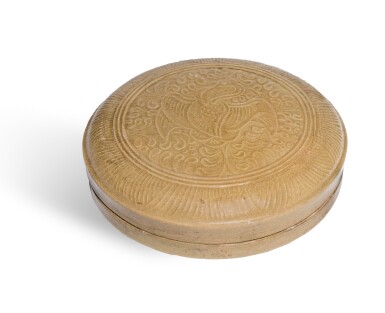 View full screen - View 1 of Lot 26. A 'Yue'-type box and cover, Song dynasty or later.