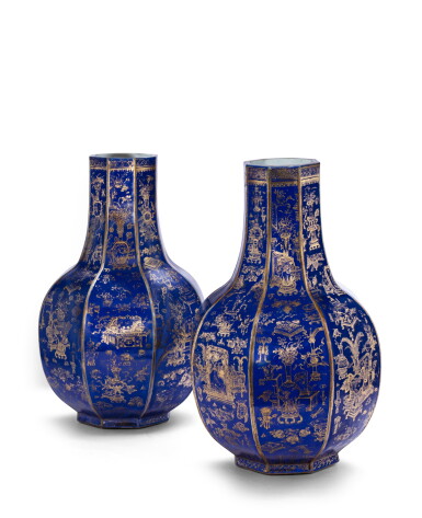 View full screen - View 1 of Lot 234. Rare paire de grands vases hexagonaux à couverte bleue émaillée or Dynastie Qing, fin du XVIIIE - début du XIXE siècle | 清十八世紀末至十九世紀初 霽藍地描金清供圖八角瓶一對 | A rare pair of large blue-ground gilt-decorated hexagonal vases, Qing Dynasty, late 18th - early 19th century.