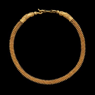View full screen - View 1 of Lot 1014. A gold necklace with cruciform elements Possibly Khmer, Angkor period, 9th - 14th century | 或九至十四世紀 高棉吳哥王朝 金索項鍊.