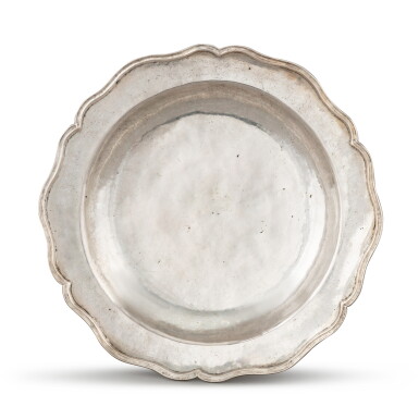 View full screen - View 1 of Lot 293. A large South American silver shaped-circular dish, unmarked, probably late 18th century | Grand plat rond en argent, non poinçonné, Amérique du Sud, probablement fin du XVIIIème siècle.
