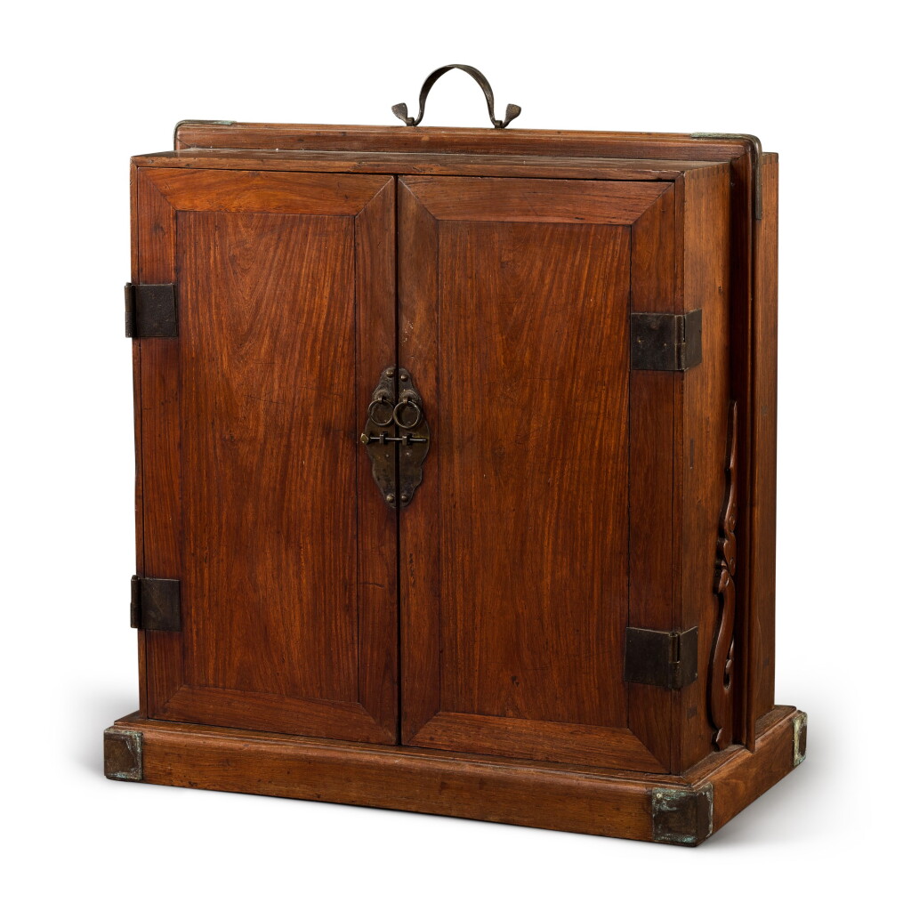 Voir en plein écran - Voir 1 du lot 519. A huanghuali travelling book chest Qing dynasty | 清 黃花梨書箱.