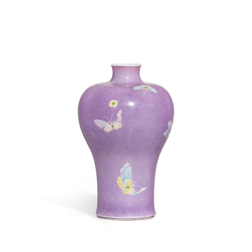 全萤幕检视 - 查看9373A purple-ground famille-rose 'butterfly' vase, meiping, Qing dynasty, 19th century | 清十九世紀 紫地粉彩蝶紋梅瓶的1