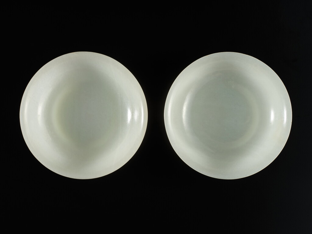 View full screen - View 1 of Lot 846. A pair of white jade dishes, Qing dynasty, 18th century | 清十八世紀 白玉盤一對.