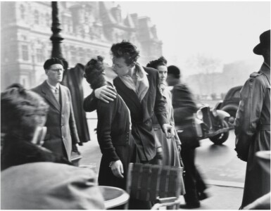 View full screen - View 1 of Lot 36. ROBERT DOISNEAU | 'LE BAISER DE L'HOTEL DE VILLE'.