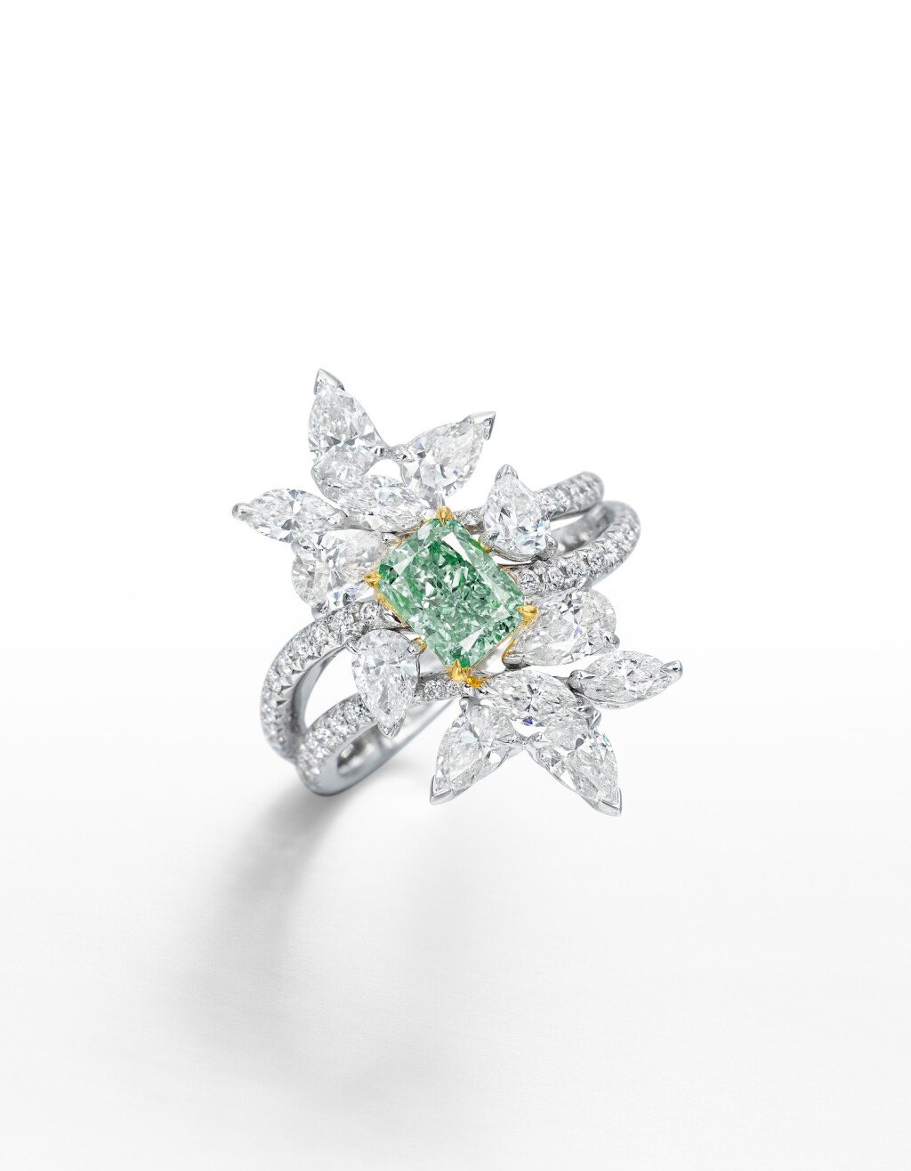 View full screen - View 1 of Lot 1615. FANCY INTENSE GREEN DIAMOND AND DIAMOND RING | 1.01卡拉 濃彩綠色 鑽石 配 鑽石 戒指.