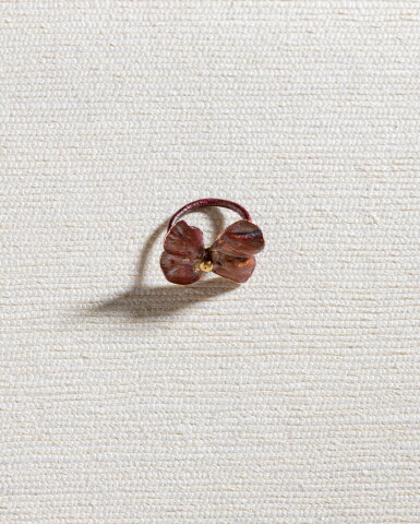 View full screen - View 1 of Lot 162. Bague fleur, pièce unique.