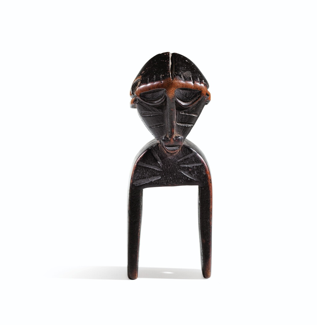 View full screen - View 1 of Lot 67. ETRIER DE POULIE DE MÉTIER À TISSER, DJIMINI, CÔTE D'IVOIRE | DJIMINI HEDDLE PULLEY, IVORY COAST .