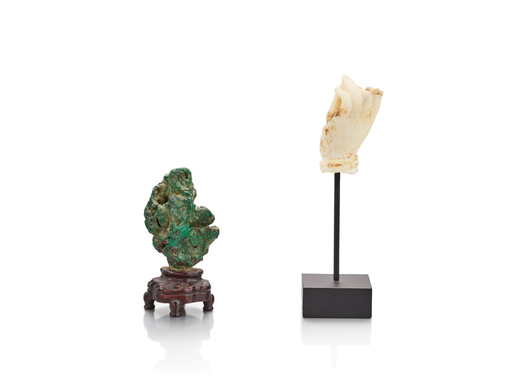 Voir en plein écran - Voir 1 du lot 2013. A marble hand of Buddha Maitreya, Tang dynasty, and a miniature malachite scholar's rock, Qing dynasty | 唐 大理石彌勒菩薩左手殘件 及 清 孔雀供石「碧玲瓏」.