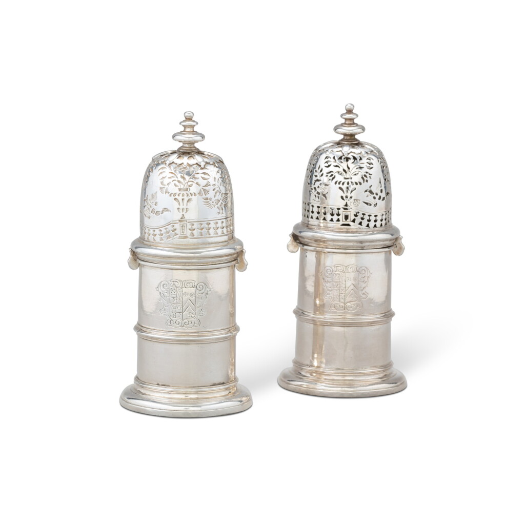View full screen - View 1 of Lot 121. A pair of small William III silver sugar-casters, Isaac Liger, London, 1706 | Paire de petits saupoudroirs armoriés par Isaac Liger, Londres, 1706.