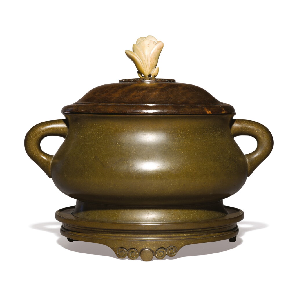 View full screen - View 1 of Lot 624. A LARGE BRONZE CENSER AND STAND, 17TH / 18TH CENTURY.