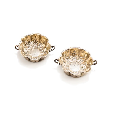 View full screen - View 1 of Lot 119. An Italian pair of silver-gilt two-handled wine taster, probably Antonio Politi Rome circa 1720 | Paire de tasses à vin à deux anses en vermeil, probablement Antonio Politi circa 1720.