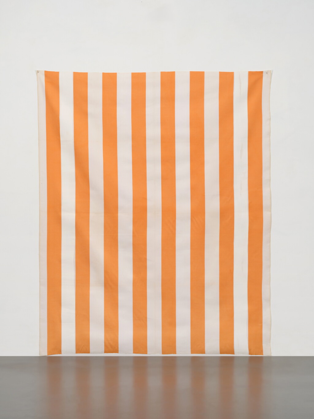View full screen - View 1 of Lot 30. Peinture acrylique blanche sur tissu rayé blanc et orange.