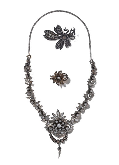 View full screen - View 1 of Lot 208. Collier et broches diamants | Diamond necklace and brooches.
