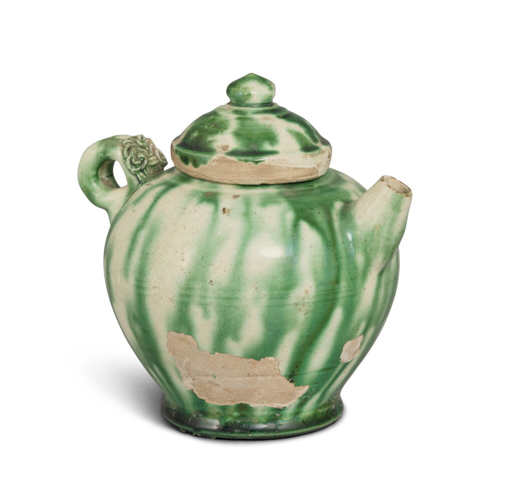 View full screen - View 1 of Lot 91. A small green-splashed pottery ewer and cover, Tang dynasty | 唐 綠彩小執壺.