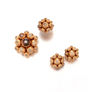 View full screen - View 1 of Lot 34. Pair of earrings, ring and brooch (Paio di orecchini, anello e spilla).